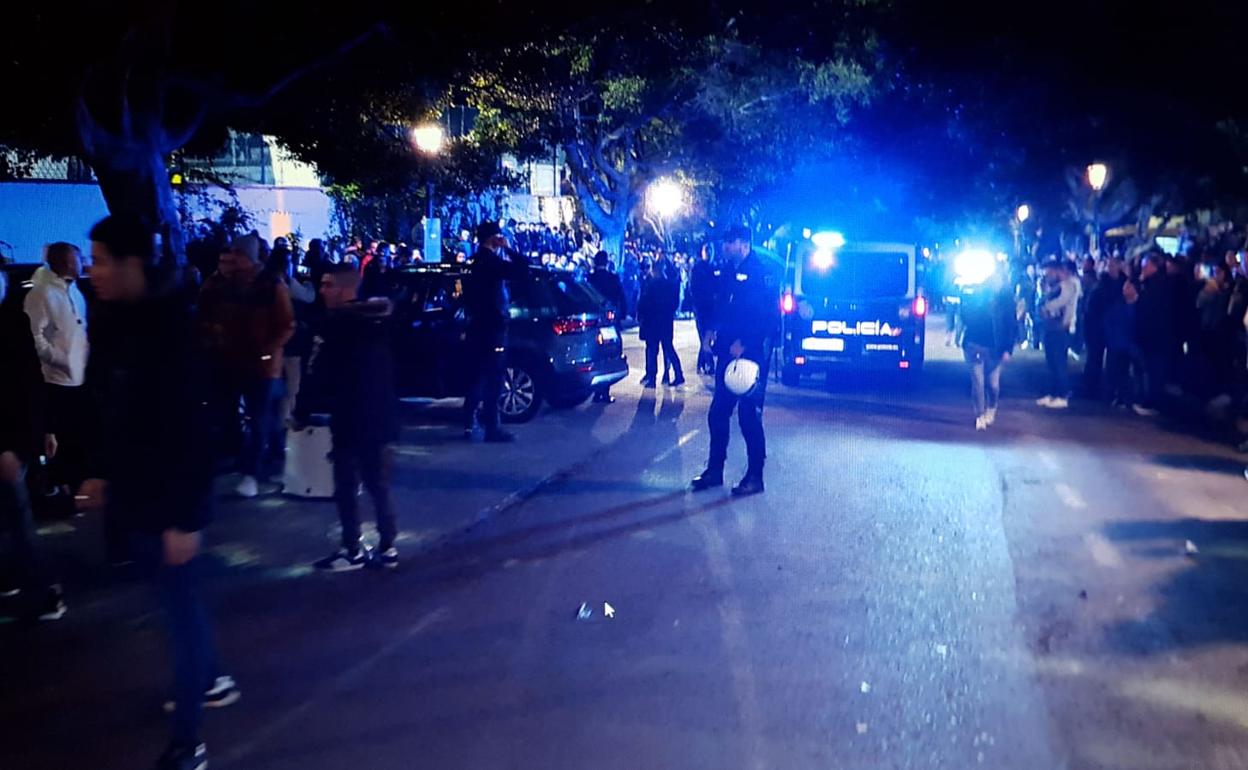 Ambiente en los alrededores del Estadio Municipal. 