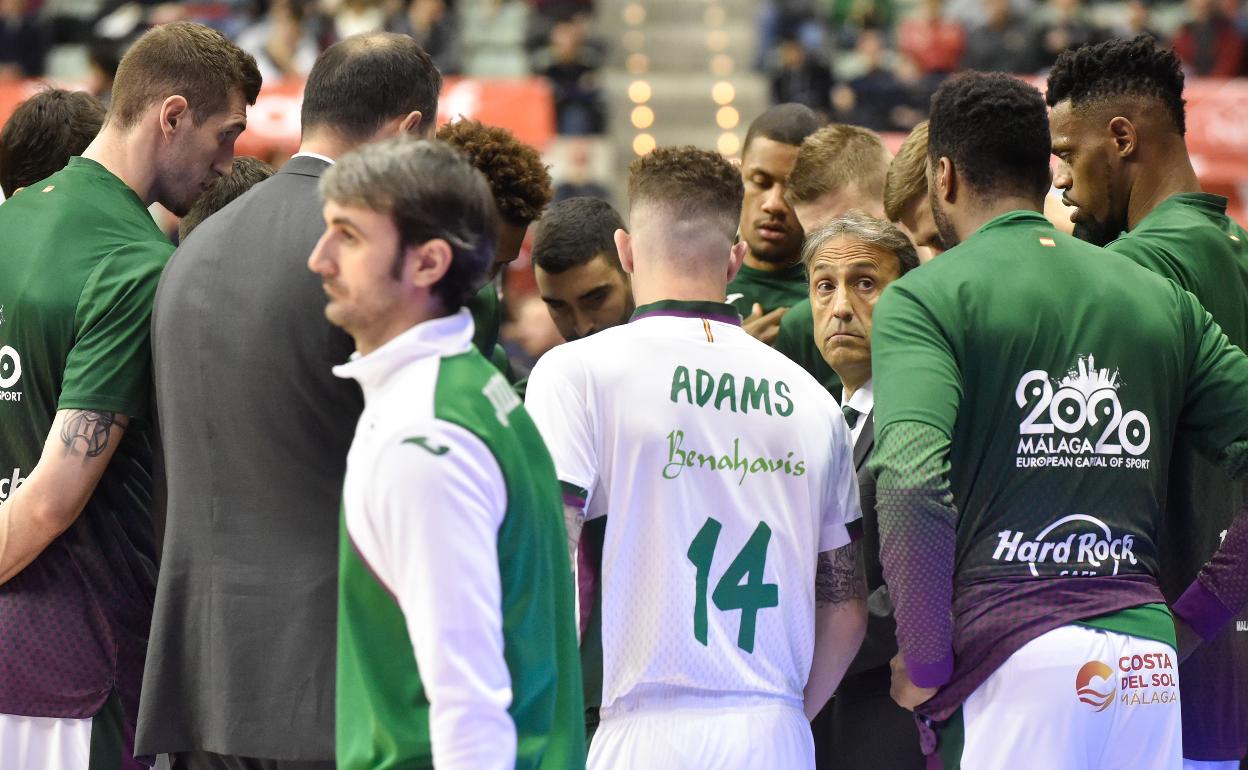 Luis Casimiro, rodeado de sus jugadores, antes del comienzo del partido ante el UCAM Murcia.