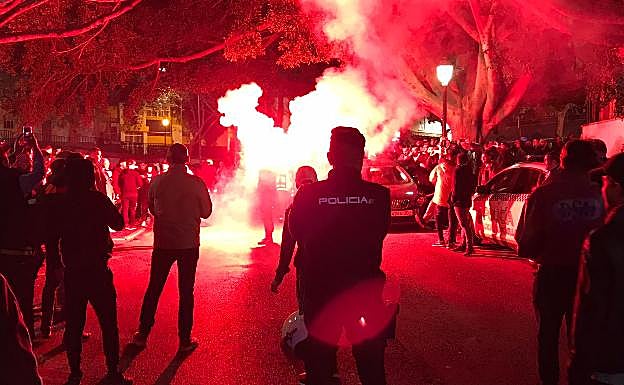 Los aficionados recibieron a los jugadores con bengalas. 