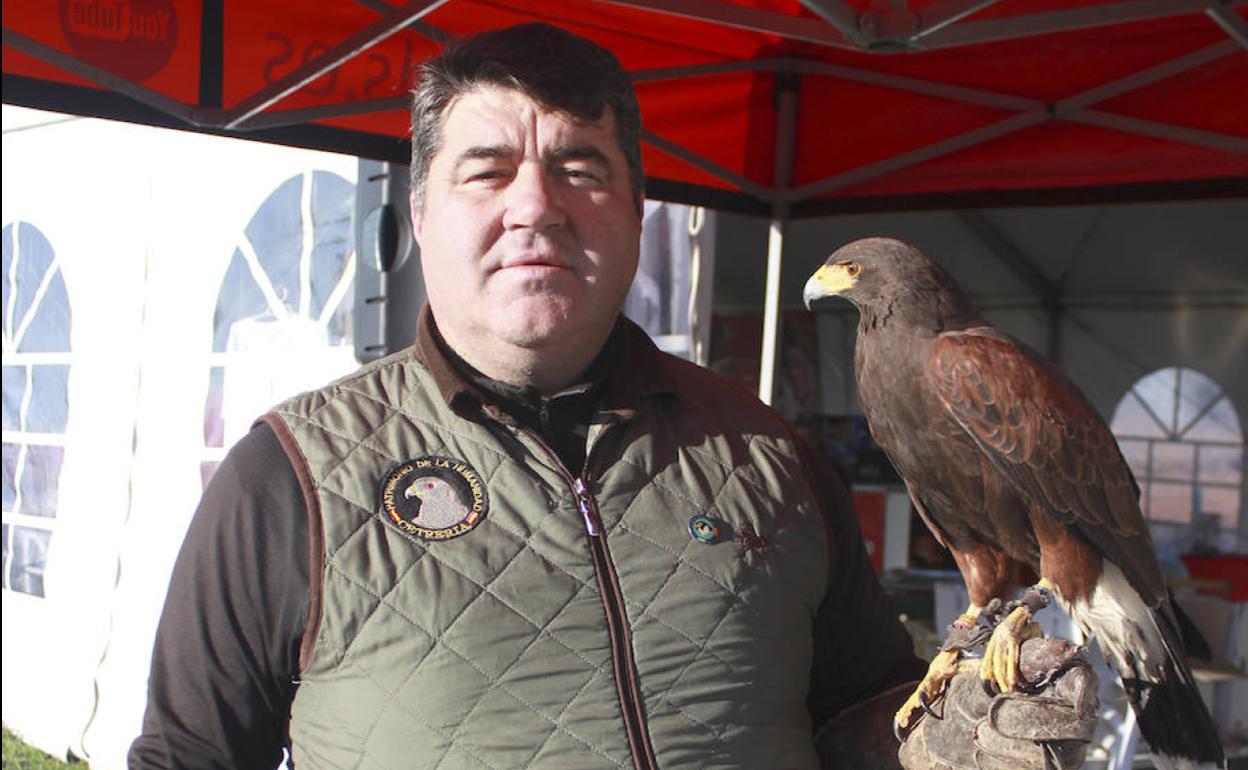 José Amalio González, el llamado «cura cetrero», con una de sus aves. 