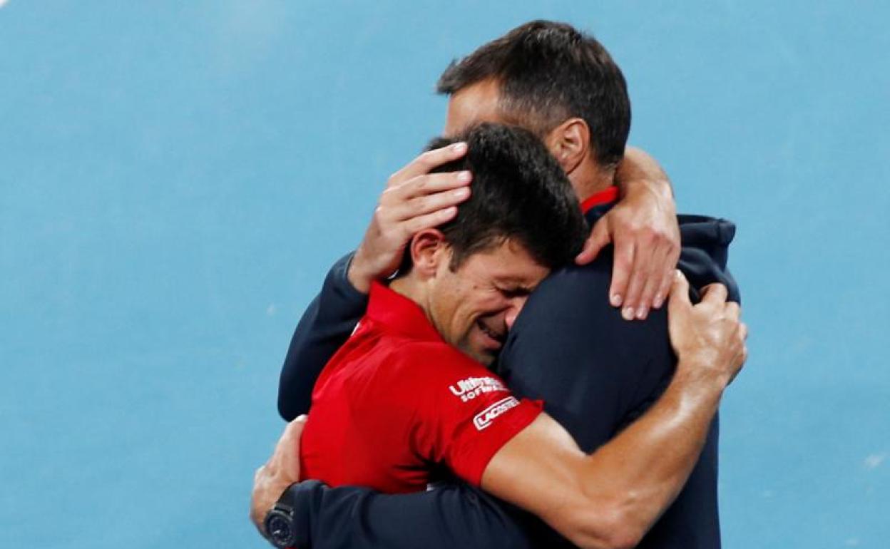 Novak Djokovic celebra el triunfo en la ATP Cup con el capitán serbio Nenad Zimonjic. 