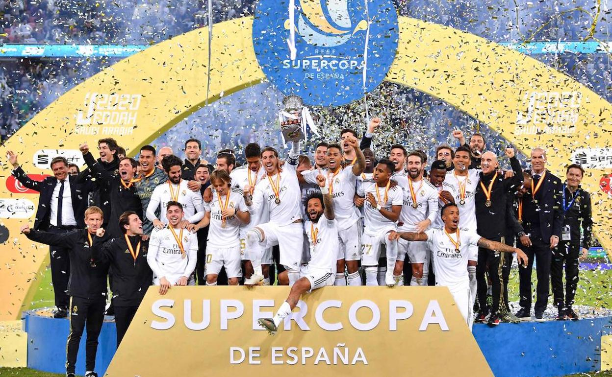 Los jugadores del Real Madrid celebran el título.