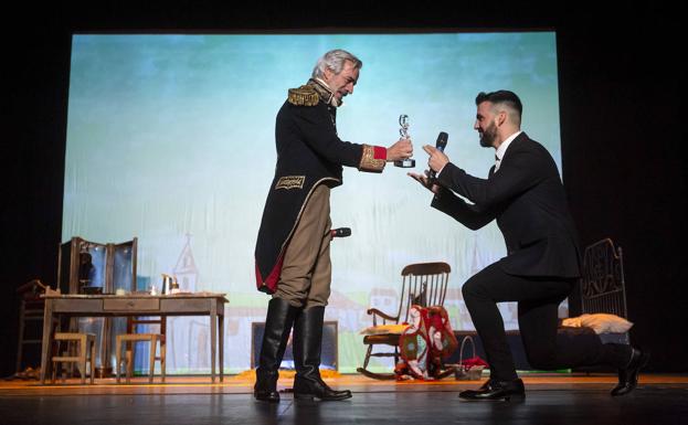 Imanol Arias recibe el Premio Málaga de Teatro de la mano de Fran Perea. 