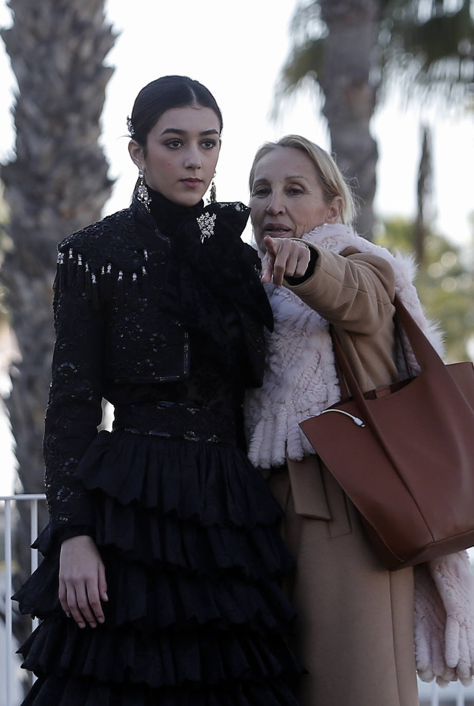 Apuesta en negro, con falda de volantes y chaqueta torera, de F de Frank.