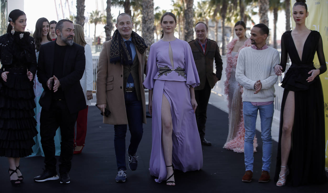 Rafael Urquízar, junto a su diseño en lila con mangas abullonadas.