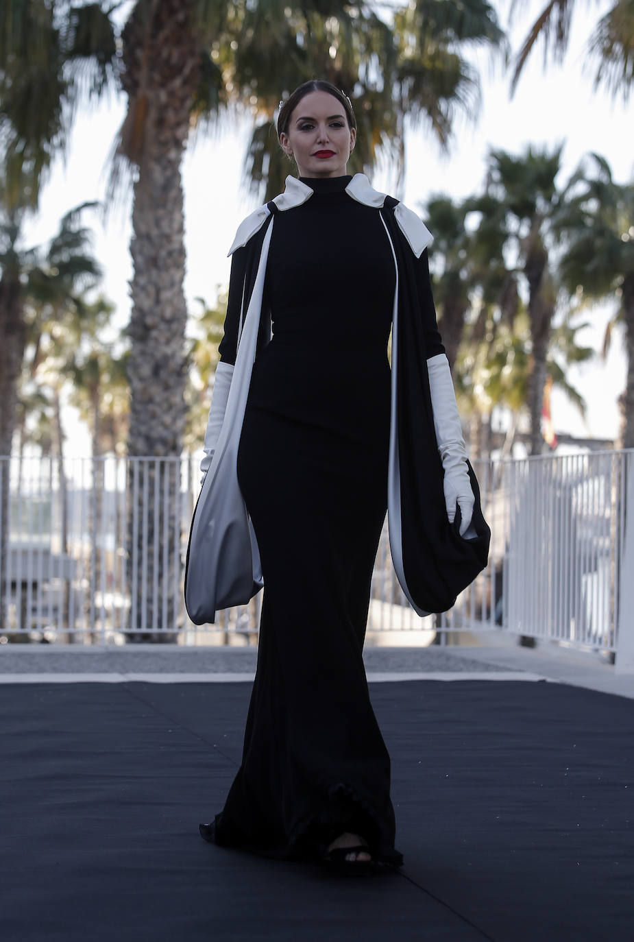 Diseño bicolor de Montesco, con grandes lazadas en los hombros como elemento protagonista.