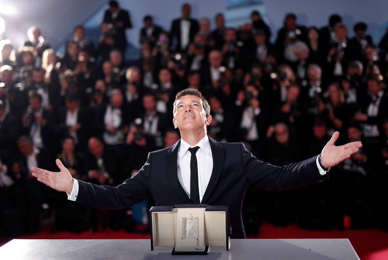 El actor malagueño Antonio Banderas posa con su premio al mejor actor del Festival de Cannes por su papel en "Dolor y Gloria", el pasado 25 de mayo de 2019