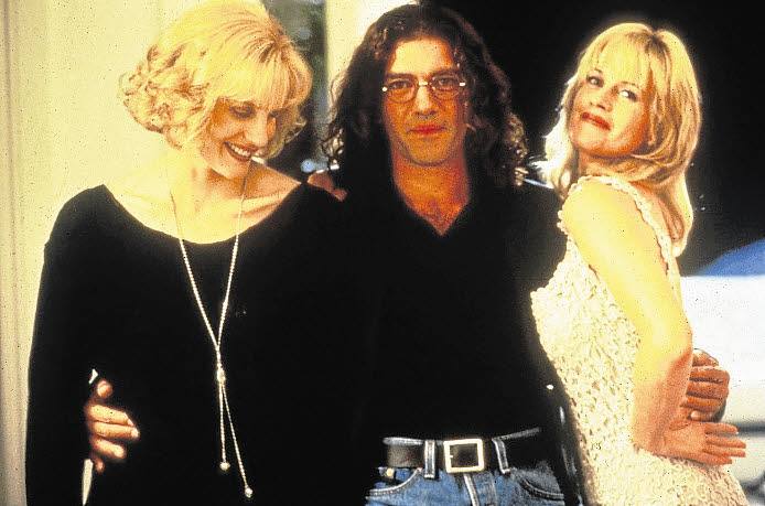 Antonio Banderas con Melanie Griffith y Daryl Hannah y un fotograma de´Two Much´(1995), de Fernando Trueba