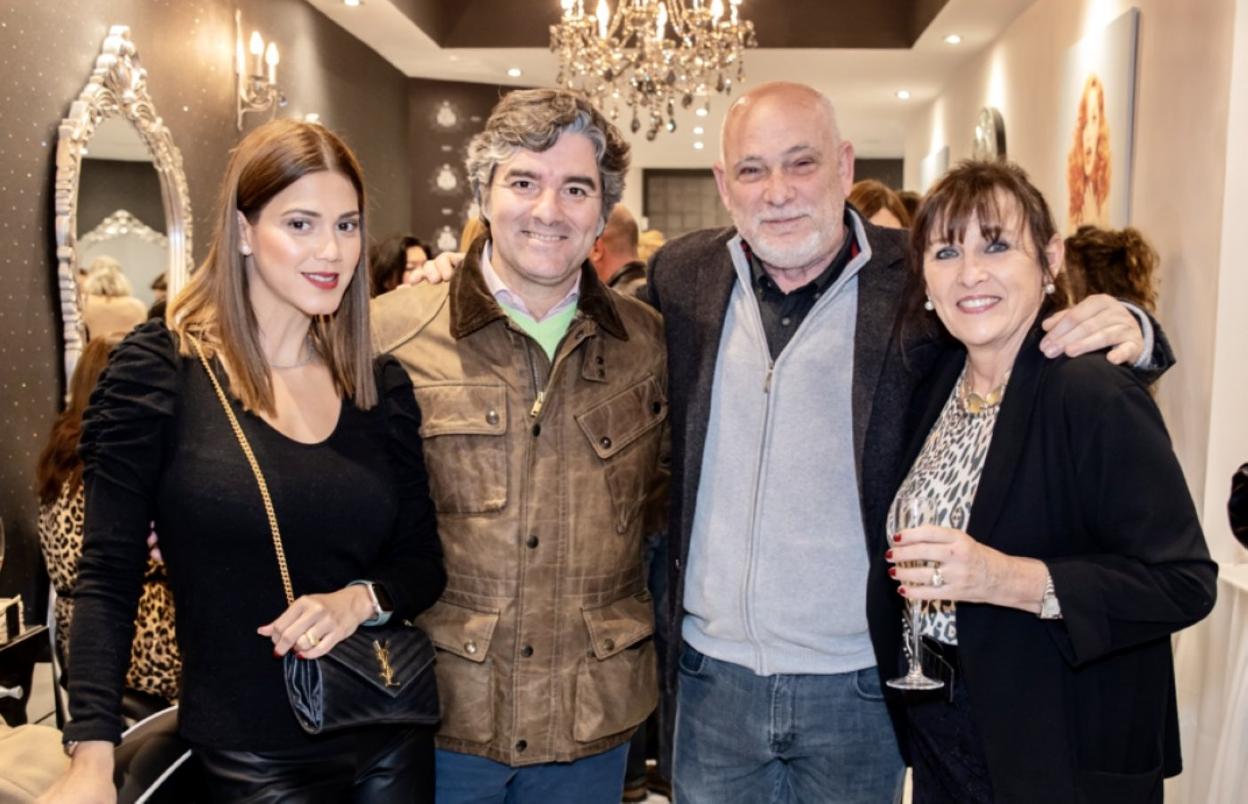 Representantes del sector de peluquería y estética estuvieron en la inauguración, con Carol Baker y su esposo Carlos. :: d. benedetti
