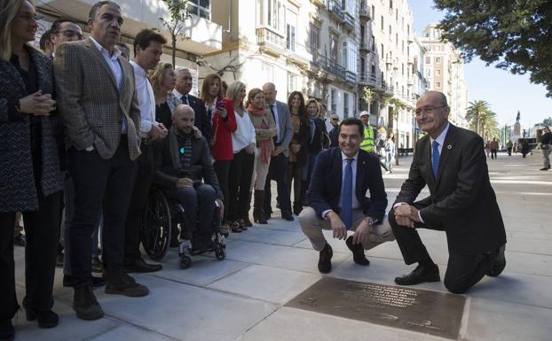 Bendodo, de pie, Moreno y De la Torre, agachados, durante la inauguración de la Alameda. 