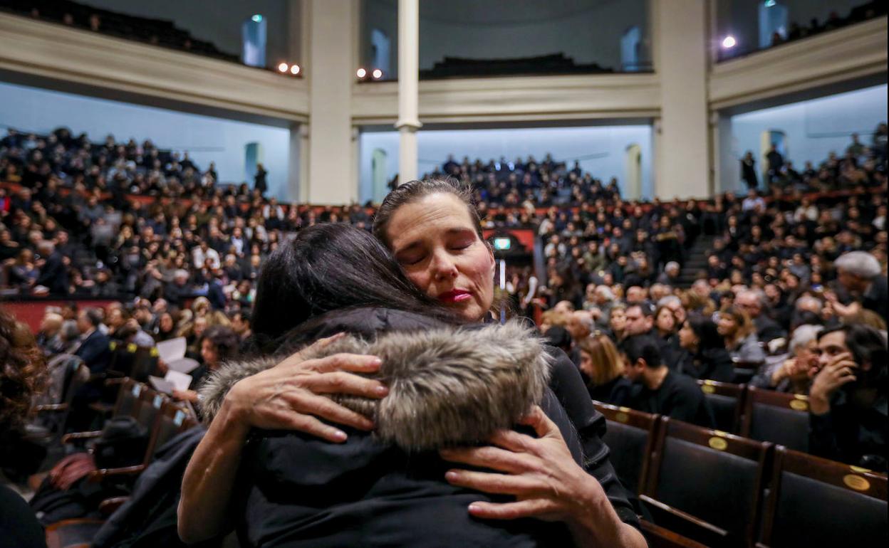 Una diputada canadiense consuela a una mujer en la ceremonia celebrada en Toronto por las víctimas del avión ucraniano derribado en Irán.