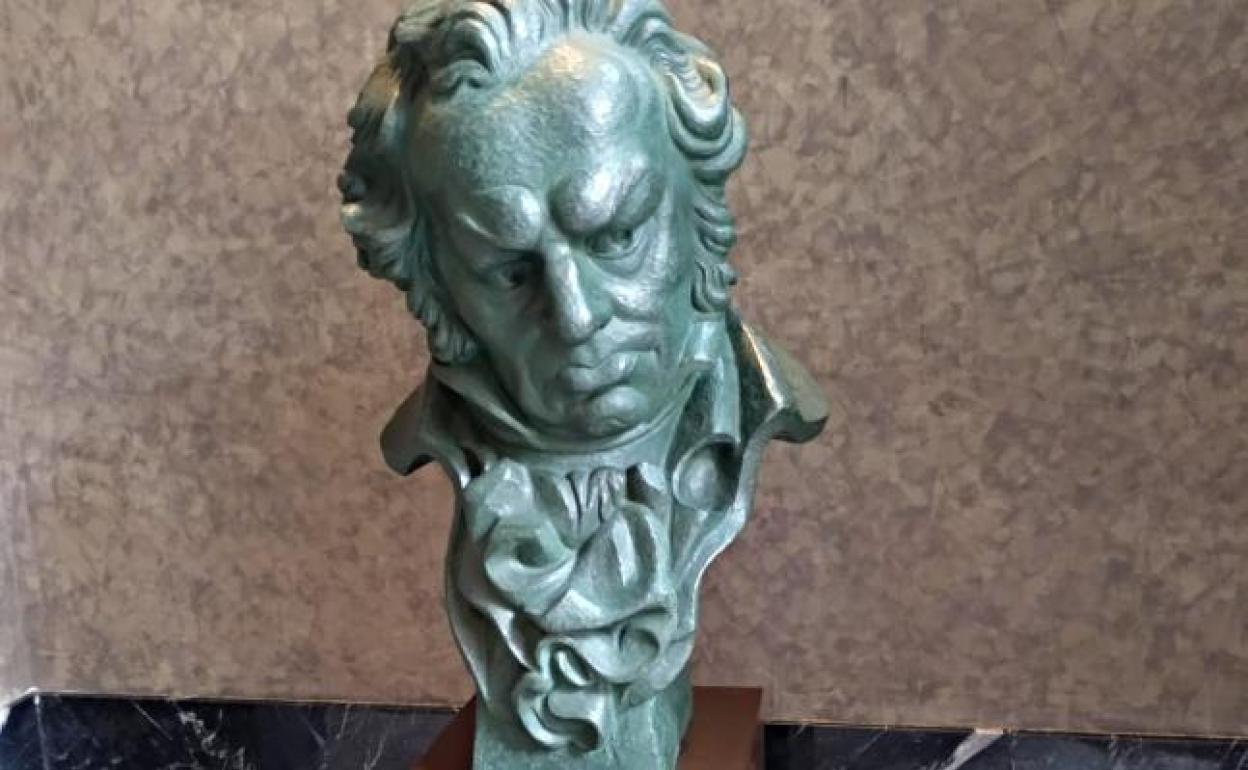 Los malagueños podrán fotografiarse con una réplica de la estatuílla de los Goya en el Ayuntamiento