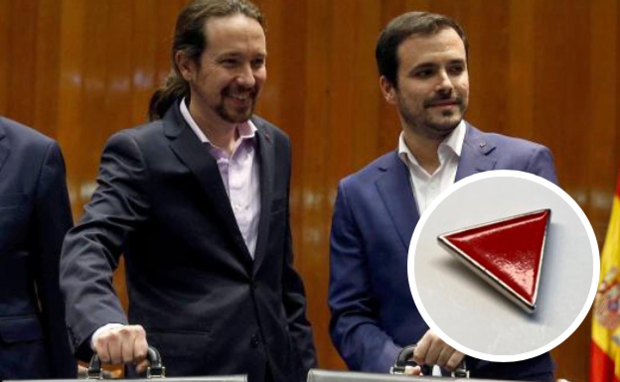 El nuevo Vicepresidente de Derechos Sociales y Agenda 2030, Pablo Iglesias (c) posa con su cartera junto al nuevo ministro de Consumo, Alberto Garzón (d). Abajo, el pin que ambos llegan en la solapa de la chaqueta.