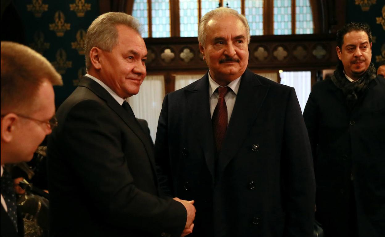 El comandante del Ejército Nacional de Libia, Khalifa Haftar, se da la mano con el ministro de Defensa ruso, Sergei Shoigu, antes de las conversaciones en Moscú.