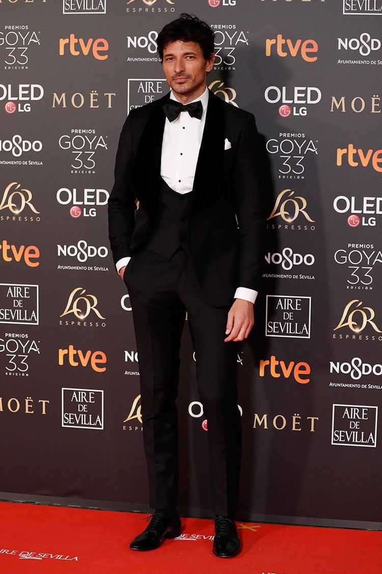 Andrés Velencoso pocas veces falla. En los Goya 2019 deslumbró con un impoluto esmoquin de tres piezas de Lander Urquijo.