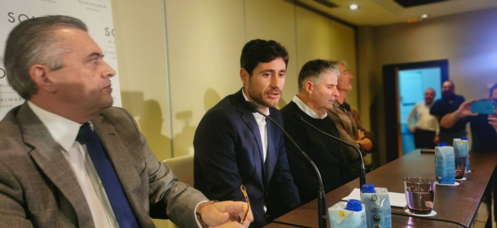 El técnico madrileño, junto a su abogado y sus ayudantes, compareció por primera vez tras dejar de ser entrenador del Málaga