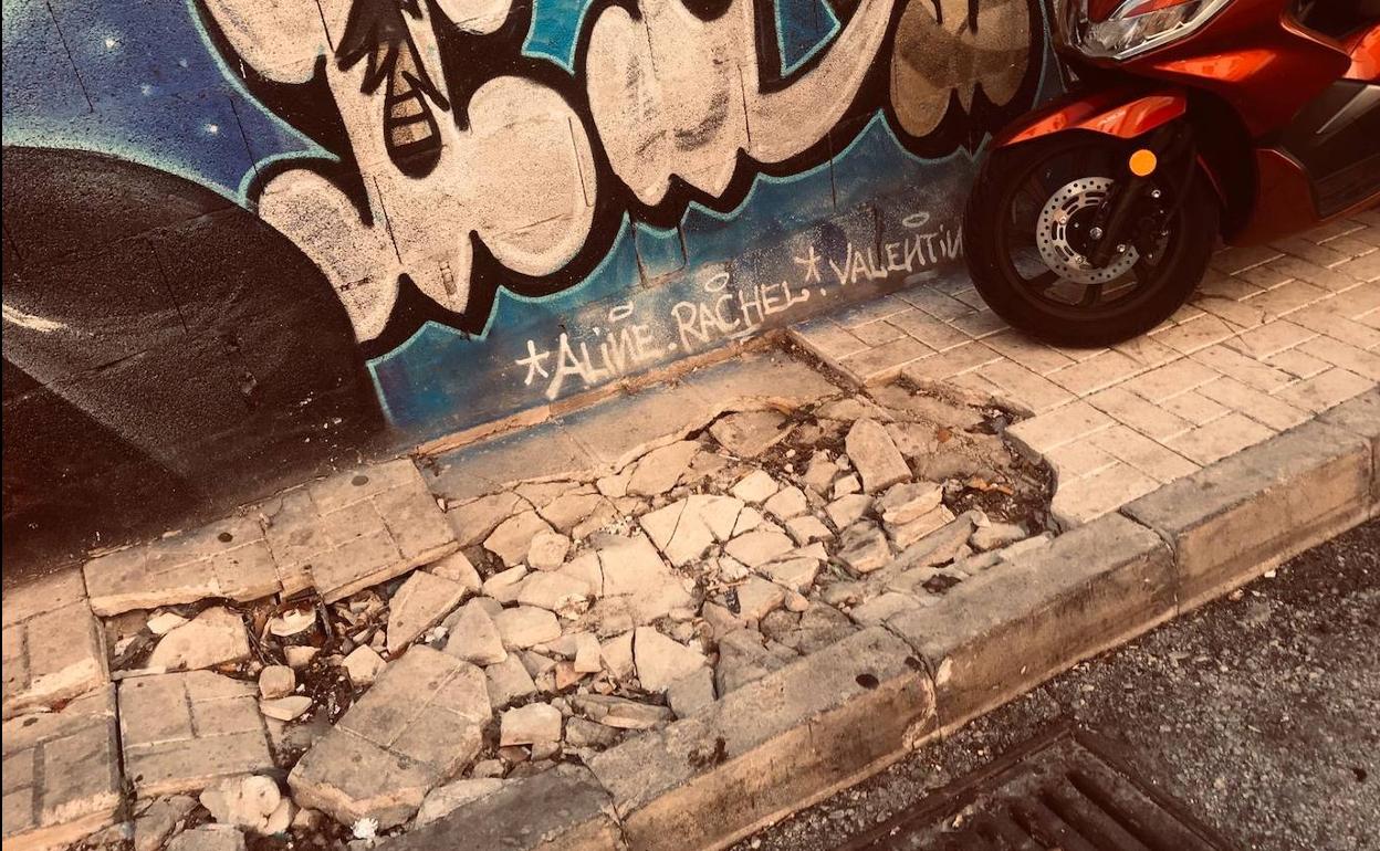 Acera intransitable en Gómez Salazar