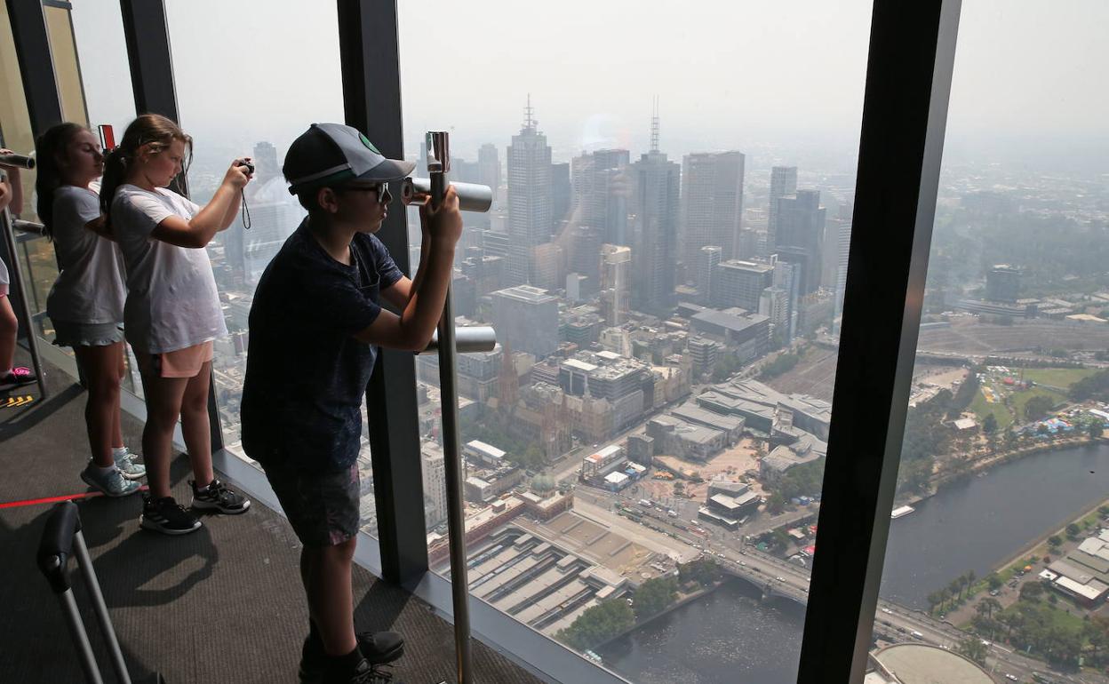 El humo cubre el cielo de la ciudad de Melbourne.