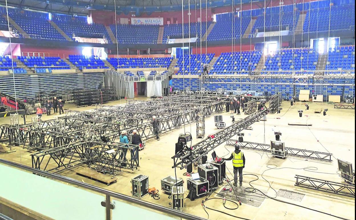 Operarios trabajaban ya ayer en la pista central del palacio.