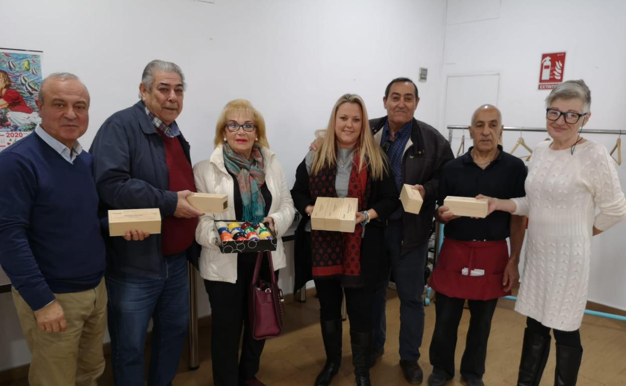 La edil de Bienestar Social, Elena Aguilar, junto a un grupo de mayores del municipio. 