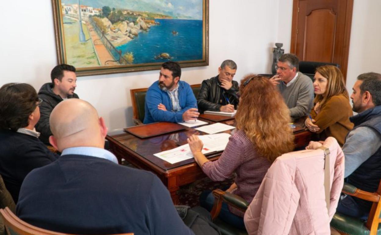 Acto de la firma del contrato de las obras de reparación de la piscina cubierta de Nerja. 