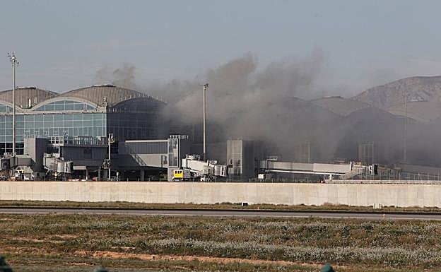 Humareda provocada por el incendio del aeropuerto de Alicante.