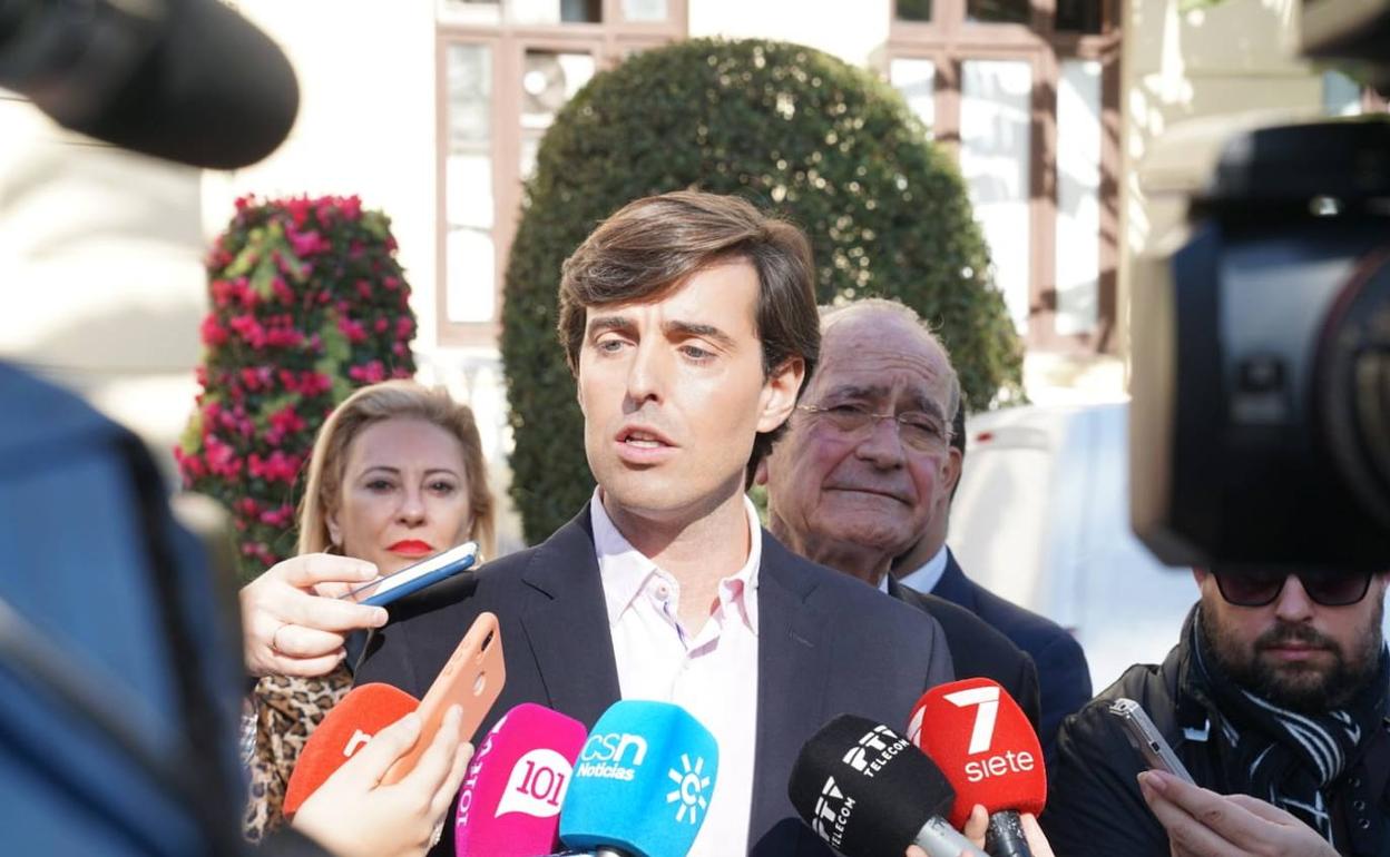 Montesinos, esta mañana, en las puertas del Ayuntamiento de Málaga.