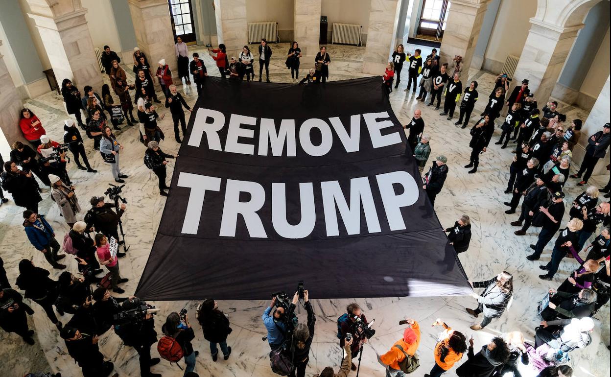 Una protesta reclamó anoche en el hall del Congreso la expulsión de Trump de la Casa Blanca.