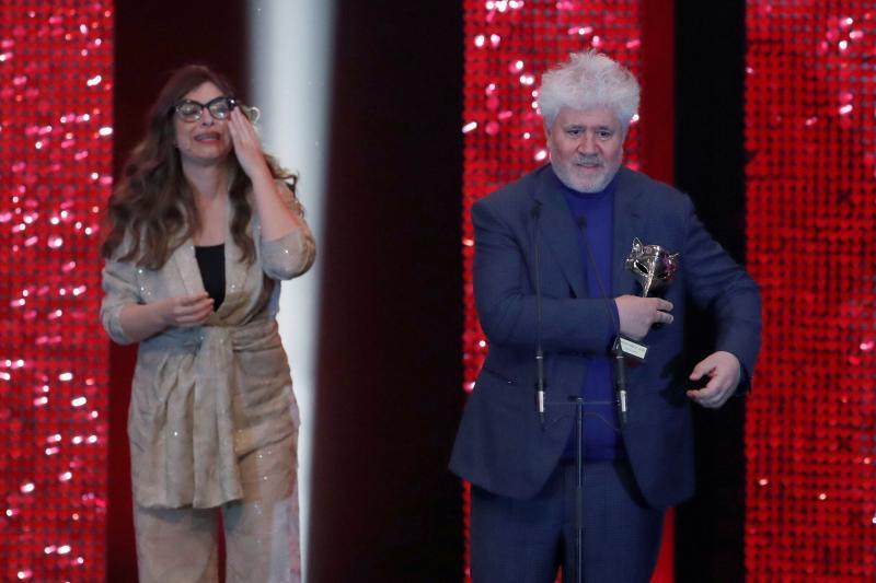 El director y guionista Pedro Almodóvar tras recibir uno de los galardones.