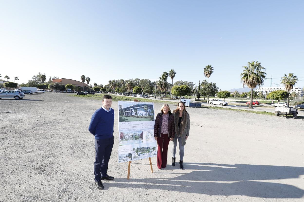 Cristóbal Garre, Ángeles Muñoz y Vanesa Ortiz, en su visita a la parcela que albergará el centro. :: josele