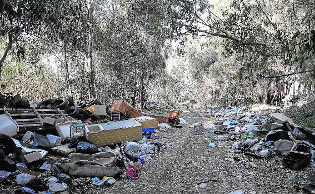 La zona junto a la depuradora se usa como escombrera. 