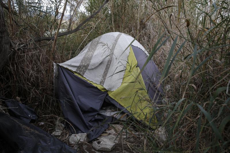 A las puertas del paraje natural, frigoríficos, colchones, neumáticos, televisores y garrafas de aceite de motor bloquean el paso y dan una bofetada de realidad a la estampa que dibujan varios flamencos que sobrevuelan el cauce apenas unos metros más abajo de donde se erige la pasarela peatonal de 270 metros (la más larga de Europa) que permitirá cruzar el río.