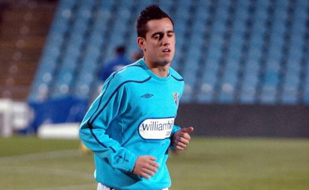 Imagen principal - 1. Juanmi calienta en el campo del Getafe antes de su primer partido con el Málaga. / 2. Juanmi y Jesús Gámez, cuando eran compañeros en el Málaga. / 3. Juanmi posó para SUR el día después de su debut.