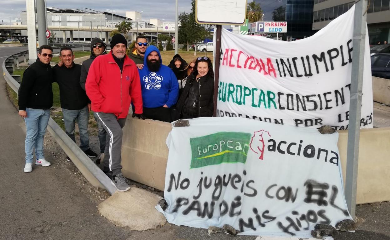 Los trabajadores protestaron ayer junto al aeropuerto.