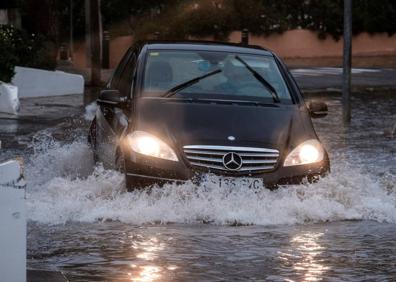 Imagen secundaria 1 - Temporal marino en Ibiza (arriba). Inundaciones en Ibiza (medio). La lluvia cayó en Menorca.