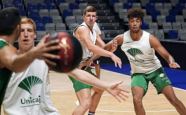 Ismael Tamba, a la derecha de la imagen, en un entrenamiento. 