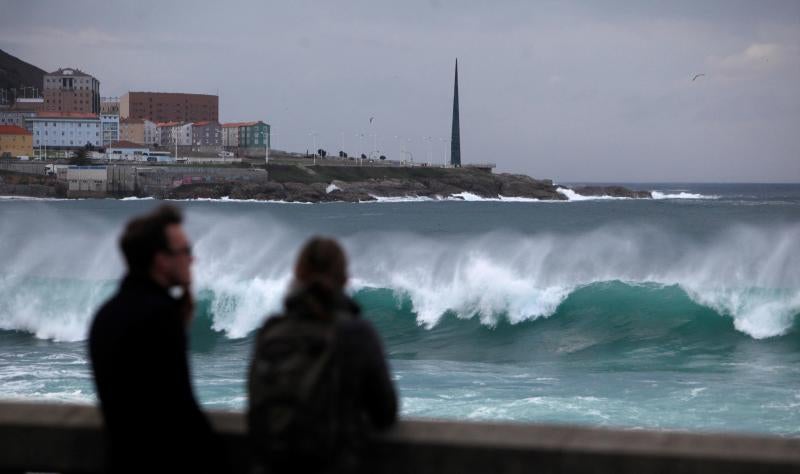 El temporal de lluvia, nieve, viento y olas ha puesto en aviso rojo a la Comunidad Valenciana y las islas Baleares, mientras los avisos naranjas se reparten por una veintena de provincias