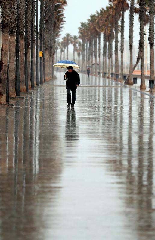 El temporal de lluvia, nieve, viento y olas ha puesto en aviso rojo a la Comunidad Valenciana y las islas Baleares, mientras los avisos naranjas se reparten por una veintena de provincias