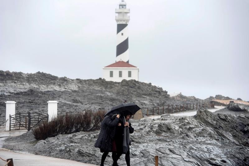 El temporal de lluvia, nieve, viento y olas ha puesto en aviso rojo a la Comunidad Valenciana y las islas Baleares, mientras los avisos naranjas se reparten por una veintena de provincias