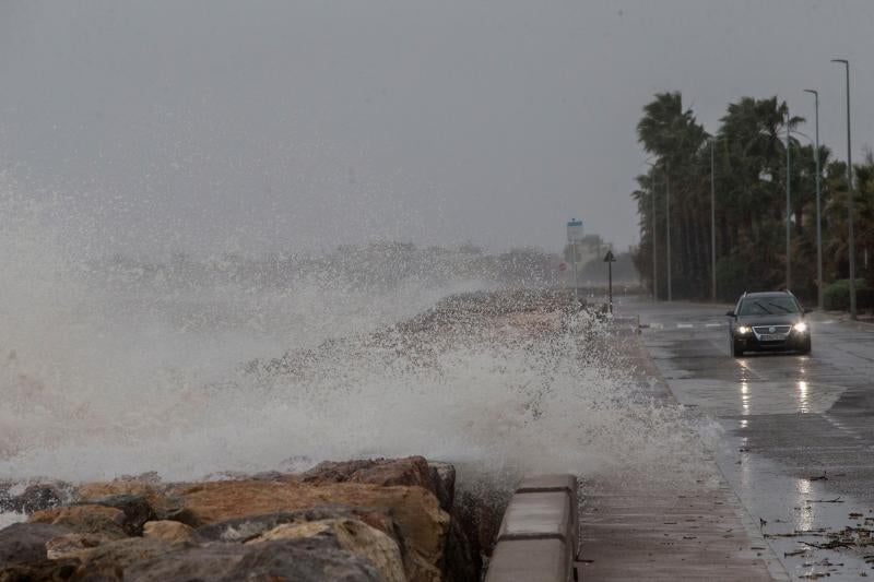 El temporal de lluvia, nieve, viento y olas ha puesto en aviso rojo a la Comunidad Valenciana y las islas Baleares, mientras los avisos naranjas se reparten por una veintena de provincias