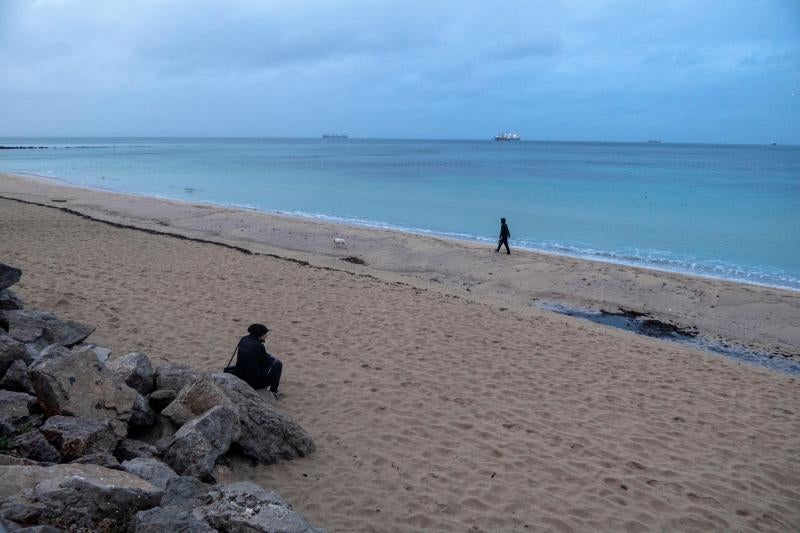 El temporal de lluvia, nieve, viento y olas ha puesto en aviso rojo a la Comunidad Valenciana y las islas Baleares, mientras los avisos naranjas se reparten por una veintena de provincias