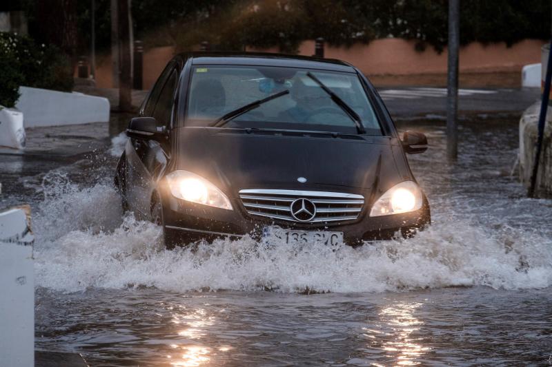 El temporal de lluvia, nieve, viento y olas ha puesto en aviso rojo a la Comunidad Valenciana y las islas Baleares, mientras los avisos naranjas se reparten por una veintena de provincias