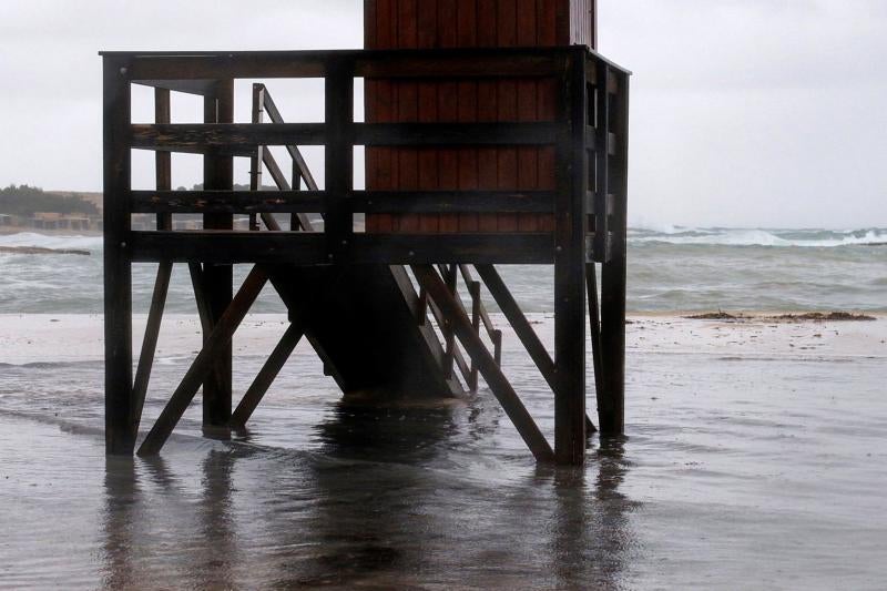 El temporal de lluvia, nieve, viento y olas ha puesto en aviso rojo a la Comunidad Valenciana y las islas Baleares, mientras los avisos naranjas se reparten por una veintena de provincias