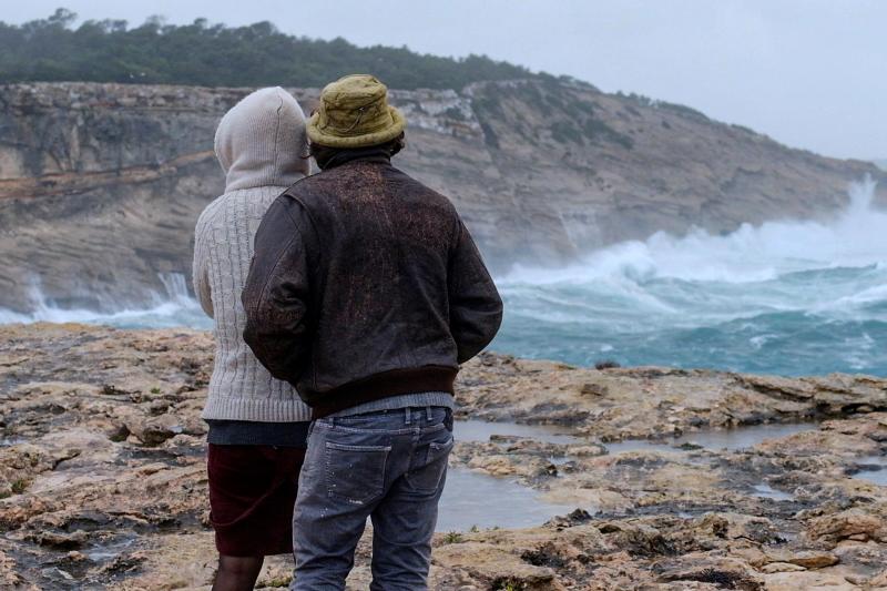 El temporal de lluvia, nieve, viento y olas ha puesto en aviso rojo a la Comunidad Valenciana y las islas Baleares, mientras los avisos naranjas se reparten por una veintena de provincias