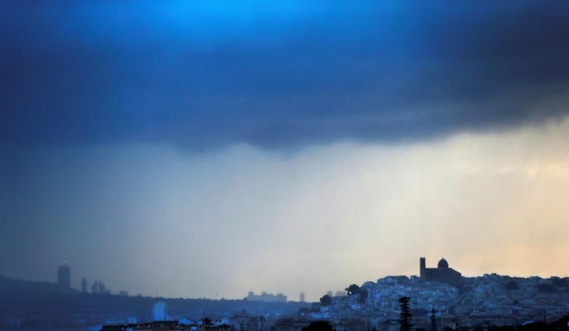 El temporal de lluvia, nieve, viento y olas ha puesto en aviso rojo a la Comunidad Valenciana y las islas Baleares, mientras los avisos naranjas se reparten por una veintena de provincias