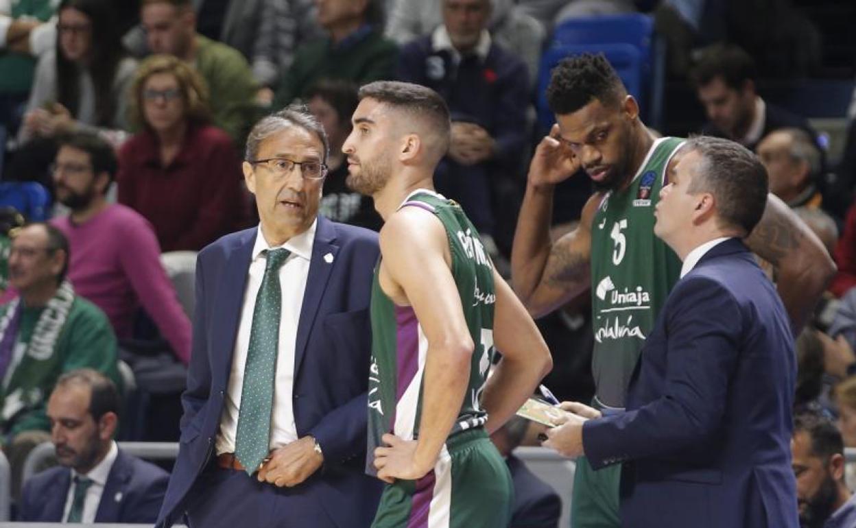 Luis Casimiro da instrucciones a Jaime Fernández durante un partido. 