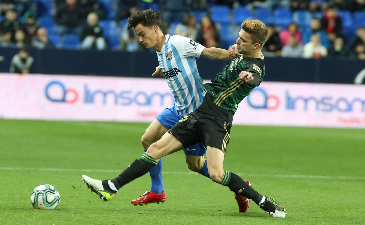 Juanpi lucha por el balón en el partido contra la Ponferradina.