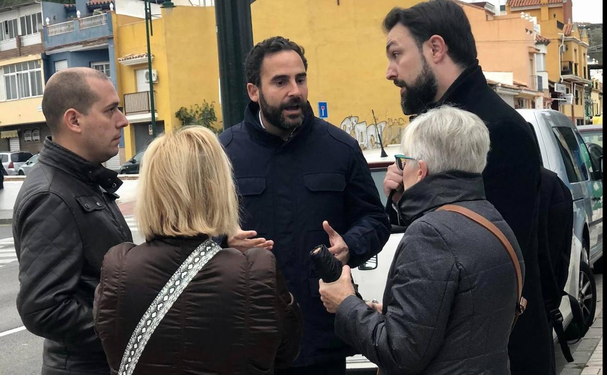 Daniel Pérez, esta mañana con vecinos de la zona de Olías