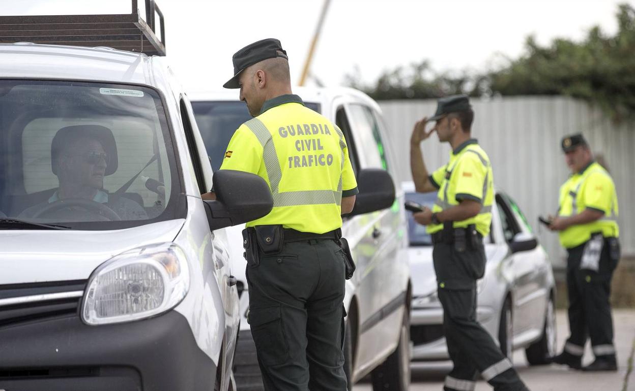 Varios agentes de la Guardia Civil de Tráfico realizan un control (archivo)