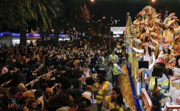 Las sillas de la Cabalgata por el paseo del Parque este año.